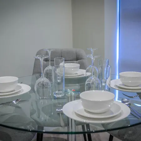 Apartment Beautiful 2 Bedroom *