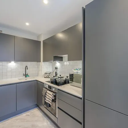 Apartment Beautiful 2 Bedroom *