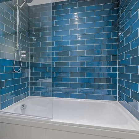 Beautiful 2 Bedroom Apartment *
